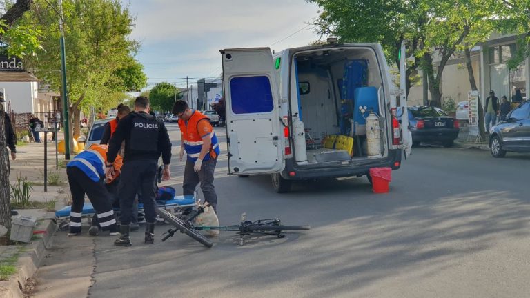 Un ciclista fue hospitalizado tras colisionar con un auto en la esquina de calles 6 y 9
