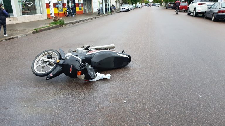 Colisión entre un auto y una moto en la esquina de calles 10 y 25: una mujer fue hospitalizada