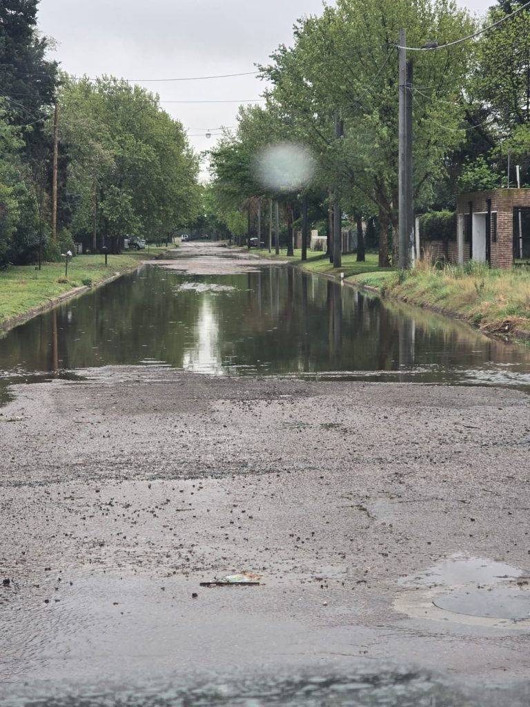 Reclamo vecinal en calle 18: con escasas lluvias la arteria queda anegada e intransitable