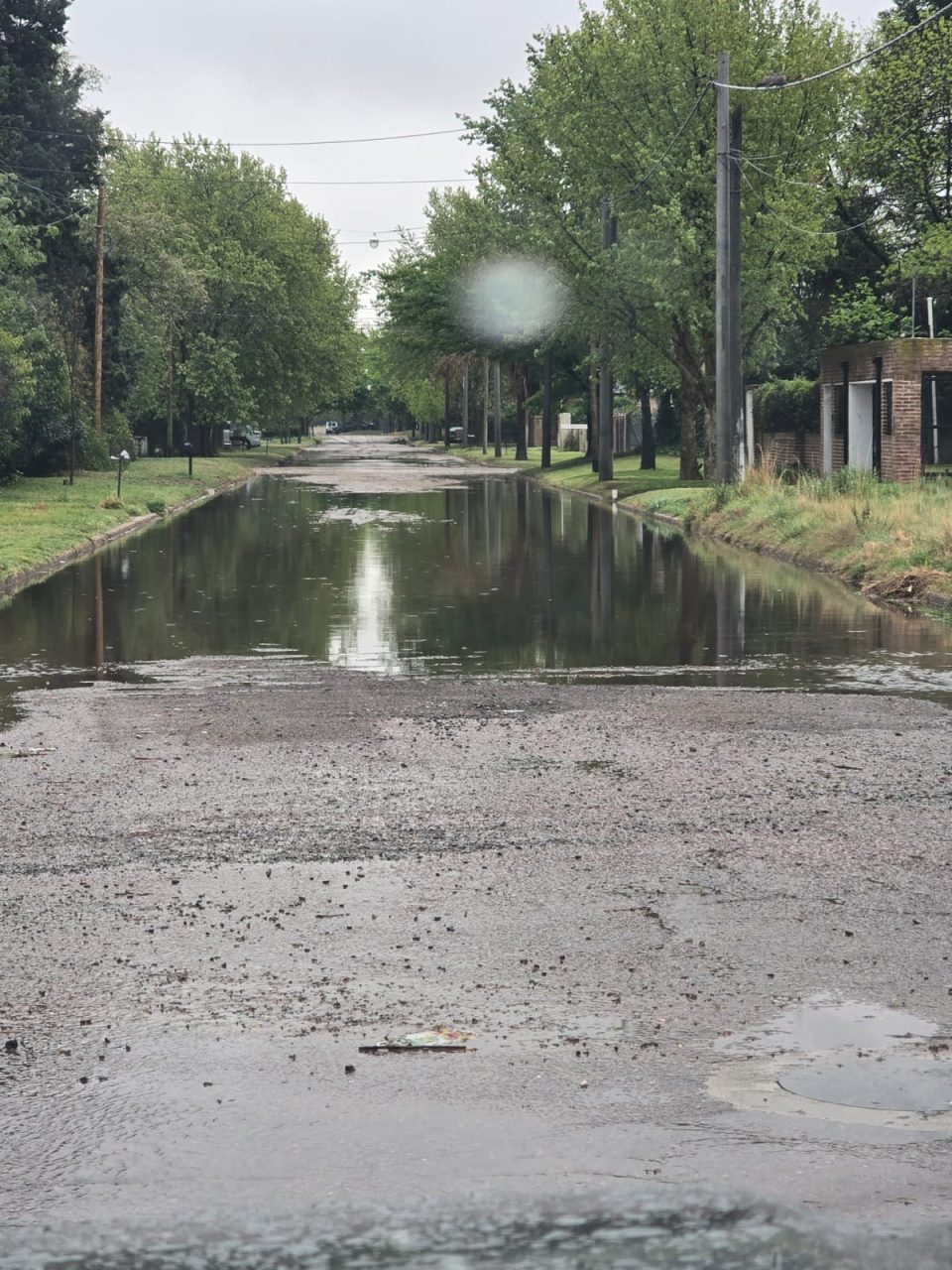 Reclamo vecinal en calle 18: con escasas lluvias la arteria queda anegada e intransitable