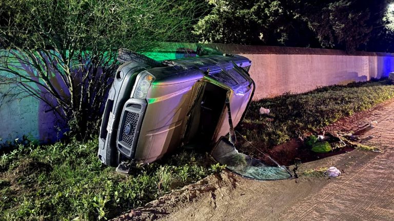 Vuelco en calle 300: una camioneta terminó de costado y sus ocupantes resultaron ilesos