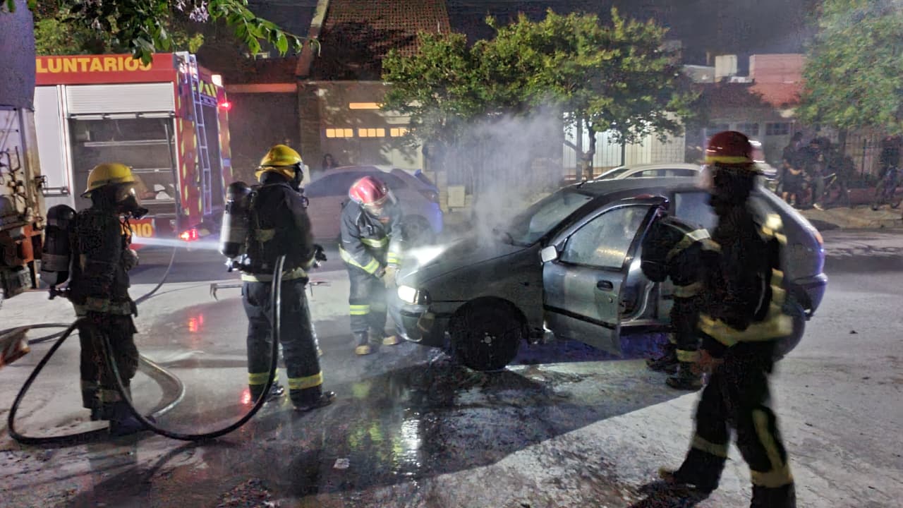 Bomberos Voluntarios de General Pico en el lugar