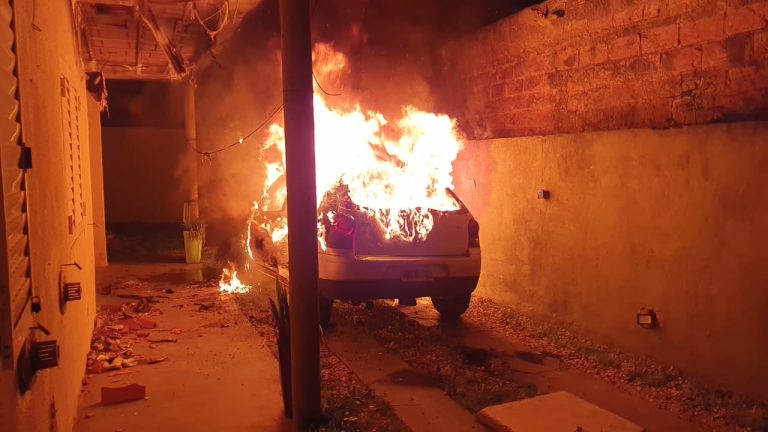 Se incendió un auto en un complejo de departamentos: la policía rescató a una madre y a su bebé