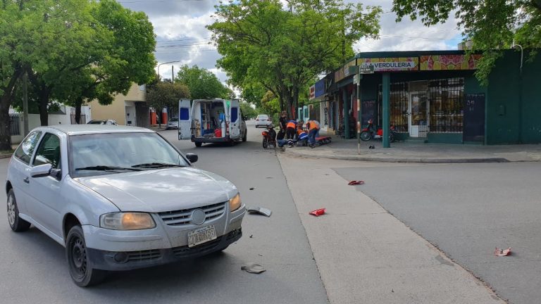 Fuerte choque semifrontal entre un auto y una moto en calles 2 y 5: un joven de 18 años sufrió una fractura