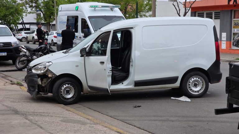 Fuerte choque en calle 9 entre una camioneta y una moto dejó a una persona lesionada