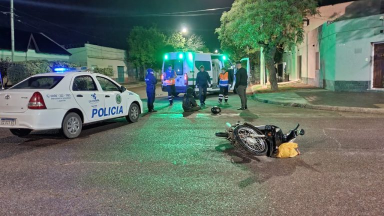 Un joven motociclista fue asistido tras chocar con un auto que se dio a la fuga