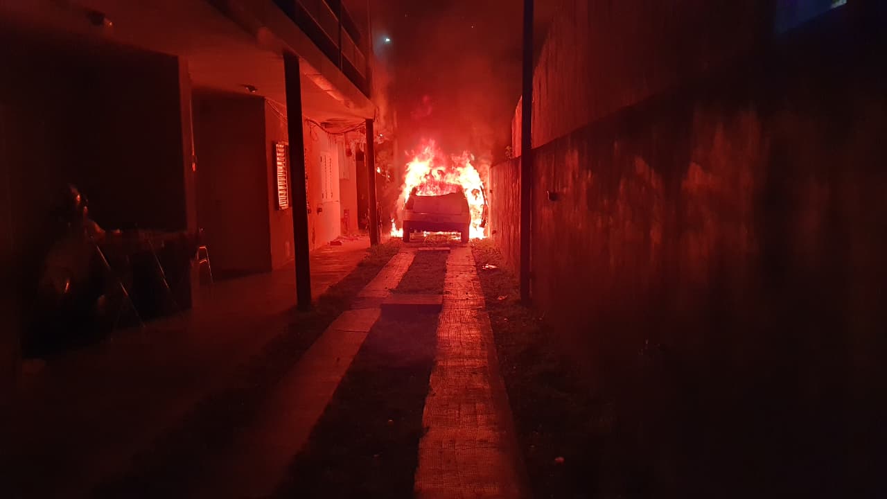 Incendio de un auto en un complejo de departamentos de General Pico