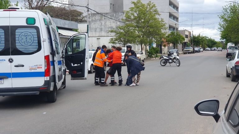 Colisión entre una moto y una bicicleta en la intersección de calles 10 y 19