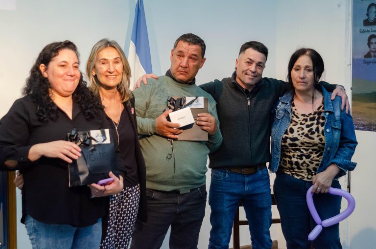 La Legislatura reconoció a dos empleados por sus 25 años de servicio y Mayoral destacó la estabilidad laboral