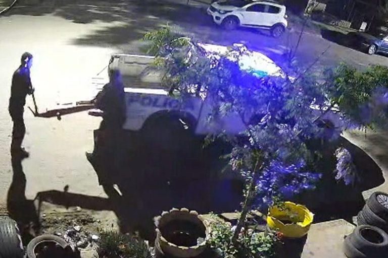 Escándalo en General Pico: policías en un móvil oficial robaron un gato hidráulico millonario de una gomería